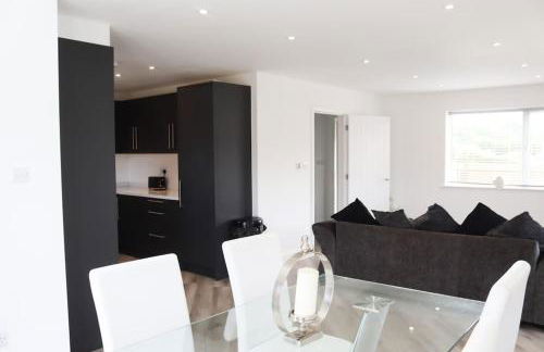 Spacious 2 Bedroom Home Next To Queen Victoria Hospital - Photo 14