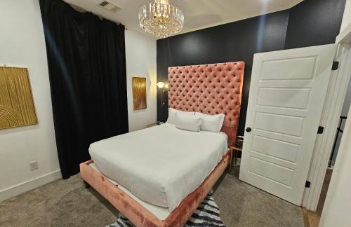 Black House - Downtown Elegance with HotTub and King Beds - Foto 50