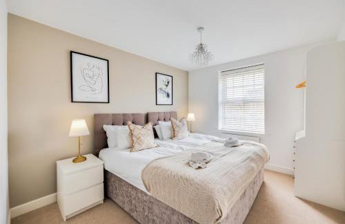 Stunning Detached House with Driveway Parking, Office Room, Self-Check-In, Fast WiFi and Smart TV with Sky and Netflix by Yoko Property - Photo 9