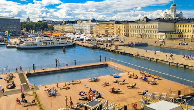 Pronti per salire a bordo dell'autobus turistico di Helsinki