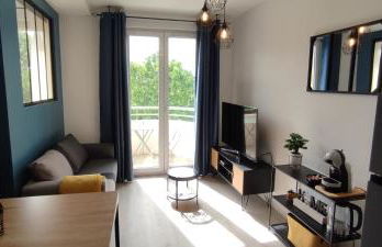 Indy Appart - T2 moderne - Eurexpo - Parking - Balcon vue - Calme Propre - Foto 1