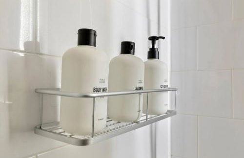 The Sutton - Elevated Minimalist Escape with Free Parking and Metro - Foto 5