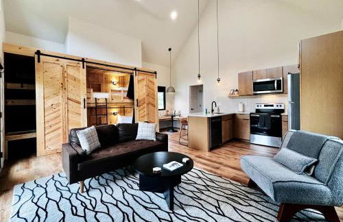 Three Suns Full Rental | 8 Cabins | Views | River - Foto 25