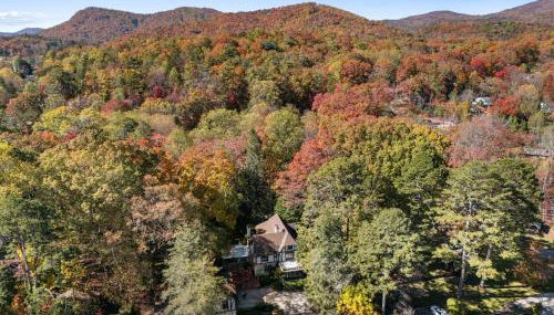 Stylish Mountain Retreat with Sunroom and Pergola - Foto 3