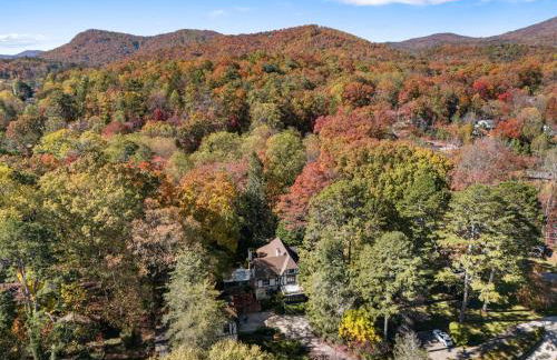 Stylish Mountain Retreat with Sunroom and Pergola - Foto 3