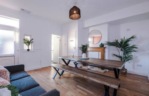 BIG House for Business Stays in Barnsley with 6-bedrooms & 8 Beds by PureStay - Foto 5