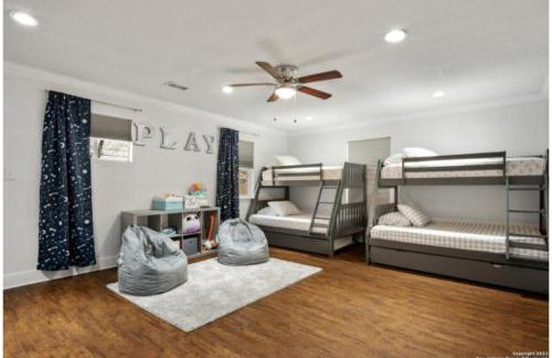 Experience Serenity in a 4BR3BA Downtown Home - Foto 16