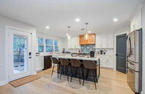 Luxury Mansion Dream Home - 6 Bed Pool Grill - Photo 6