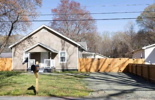 5 Min to Elon - In Unit Washer and Dryer - Fast Wi-Fi - Foto 45