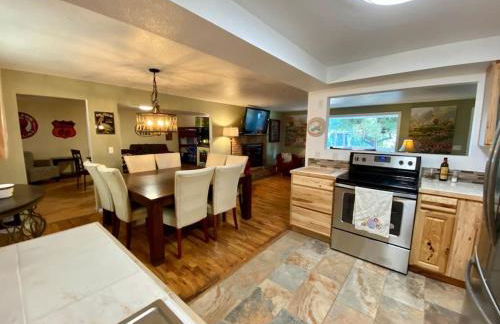 Centrally Located Redmond Retreat with Pool Table - Foto 11