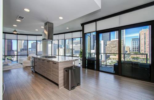 Downtown Luxury High-Rise with Panoramic Views - Foto 1