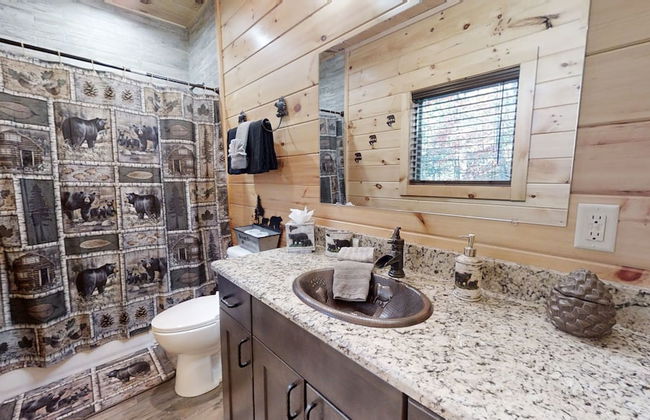 Lazy Bear Lodge 5 Bedroom Cabin by RedAwning - Photo 57