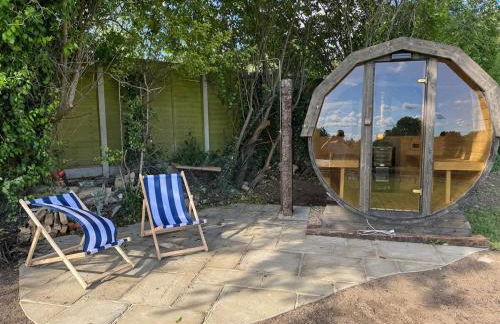 Luxury Spa Cabin with Outdoor Bath, Sauna & Fireplace - Foto 27