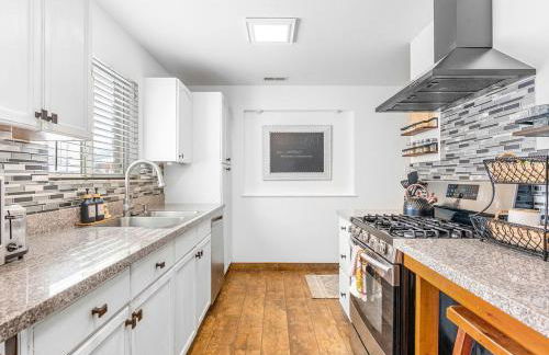 Modern home near UVU and BYU with hot tub and mountain views - Foto 22