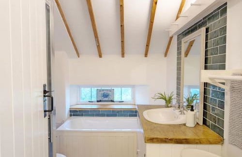 Shires Barn Farmhouse - Westbourne - Photo 65