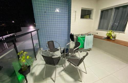 No Atalaia, Fort Poseidon rua do Atalho a 700 metros da praia do Atalaia, apartamento novo decorado, varanda, sala de estar e jantar, 02 suítes, 03 banheiros, lavanderia, cozinha, piscina, churrasqueira, salão de jogos, vista parcial das dunas e mar - Photo 8