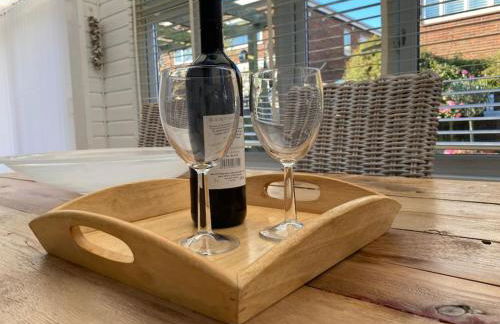 Shoreline hideaway - next to the beach - Foto 20