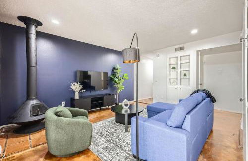 Your Comfy King Suite Getaway - Sleeps 4 - Pool, Prkg - Foto 1