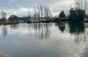 Cozy Caravan at Tower Lawn, Haggerston Castle Perfect Family Getaway - Foto 5