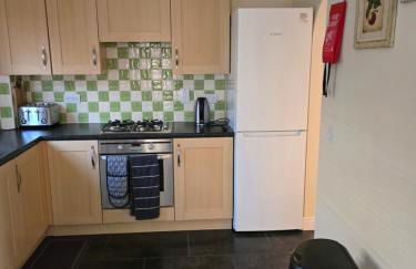 The Iris house is close to city centre and is ideal for tourists, visiting family members or work related activities including contractors - Foto 25