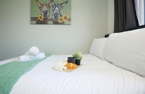 Homely ! Perfect for Contractors and Guests with Private off street parking - Foto 21