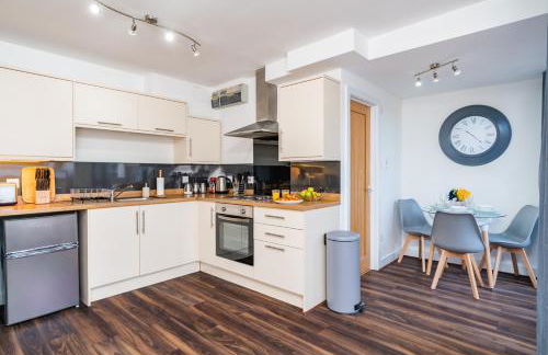 Beautiful Flat Town Centre 55 inch Smart TV + Netflix - Photo 4