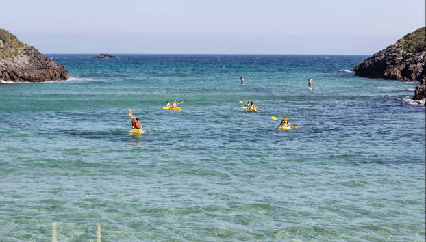 Persone che remano in kayak in un'insenatura