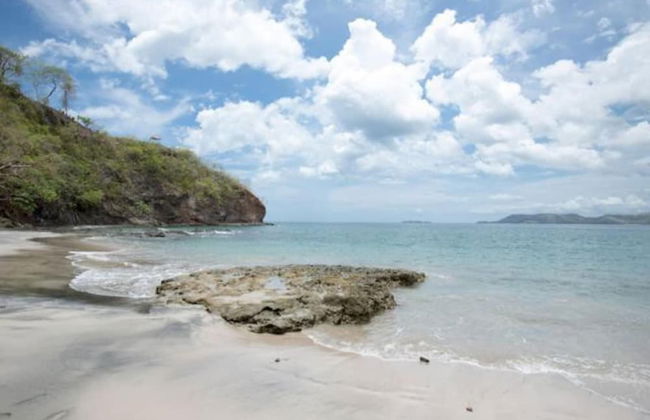 Hotel room-style ocean-view unit in Flamingo with pool - Photo 14