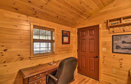 Cozy Anchors Away Cabin Hideaway with Fire Pit! - Foto 6