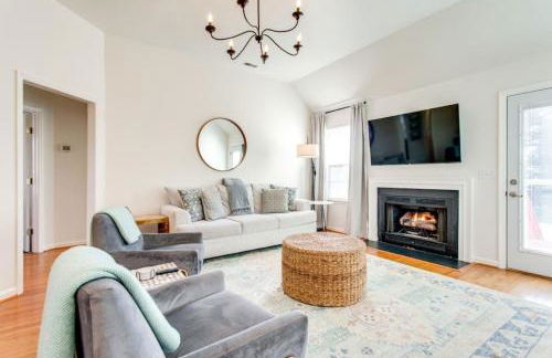 Game Room Fenced backyard Sleeps 10 Fire Pit - Photo 9