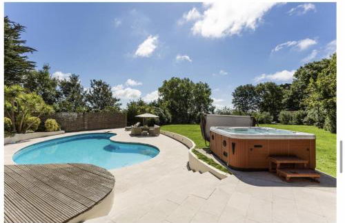 Sleeps10/18-parking-garden-pool-hottub-balcony - Foto 1