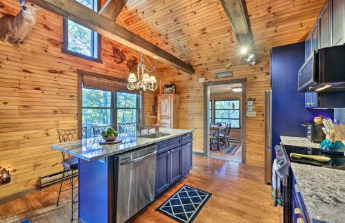 Deck and Forest Views Secluded Cresco Cabin! - Foto 12