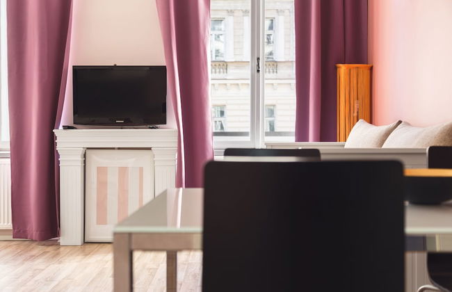 Royal Court Apartments - Photo 4