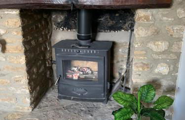 4-Bed Cottage at Famous Tuckers Grave Inn Sleeps 8 - Photo 33