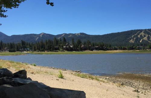 Spacious cozy chalet huge deck over seasonal creek - Foto 38