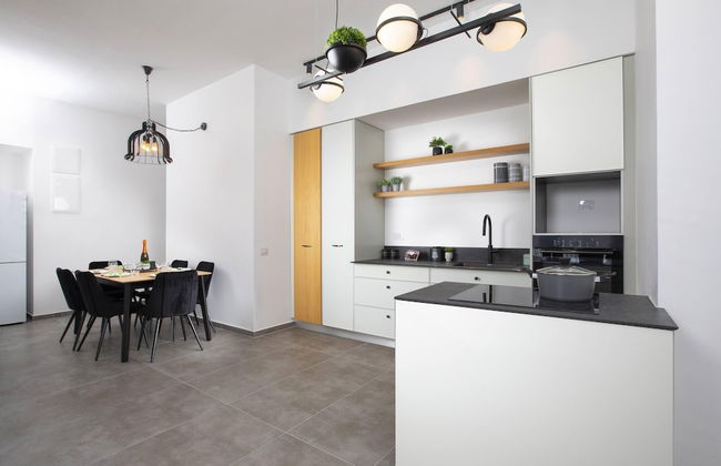 Chic Sea View Balcony Escape by Sea N' Rent - Foto 6