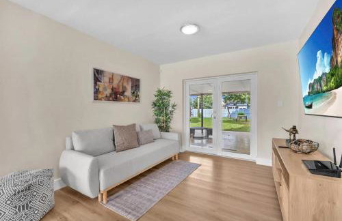 Tropical Park Oasis Peaceful Miami Family Home - Photo 12