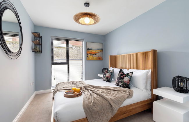 Beautiful 2 Bedroom Apartment With Parking in The Docks - Photo 8