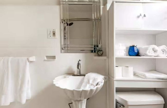 Gather Around the Mid-century Table at a Tranquil Haven - Foto 9