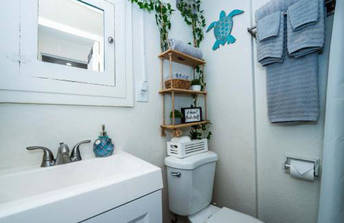 Breezy 1BR Retreat Walk to UofA and Spring Fun - Foto 43