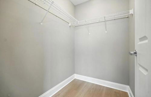 New 2 Bed 2 Bath Condo with Pool at BMS - Foto 17