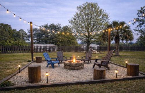 Family Country Retreat w Pool, Games & Fire Pit - Photo 2