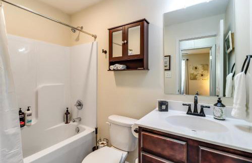 Lakefront Pocono Retreat w/ Hot Tub & Movie Hub - Foto 18