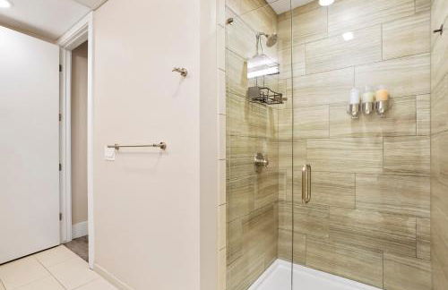 Unbeatable Location Golden Condo - Walk Everywhere - Photo 8