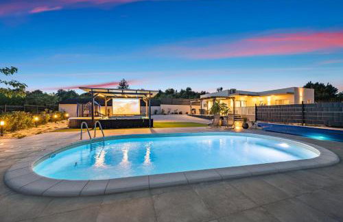 Villa VERONICA with CINEMA PROJECTOR by the HEATED POOL and JACUZZI - Foto 5