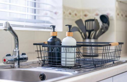 Central Peaceful Home with Parking, Wi-Fi and Garden - Foto 11