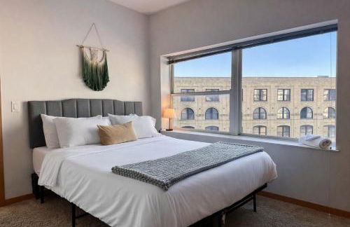 The Brady Corner Suite - Near Fiserv with Balcony - Foto 8