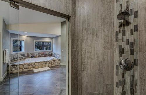 Cozy mountain home w riverfront patio - Foto 68