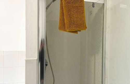 Cliff House By RMR Accommodations - NEW - Sleeps 8 - Modern - Parking - Foto 27