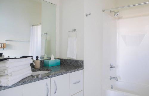 East Side Luxury 1BR Apt - Near Brady and Fiserv with Balcony - Foto 14